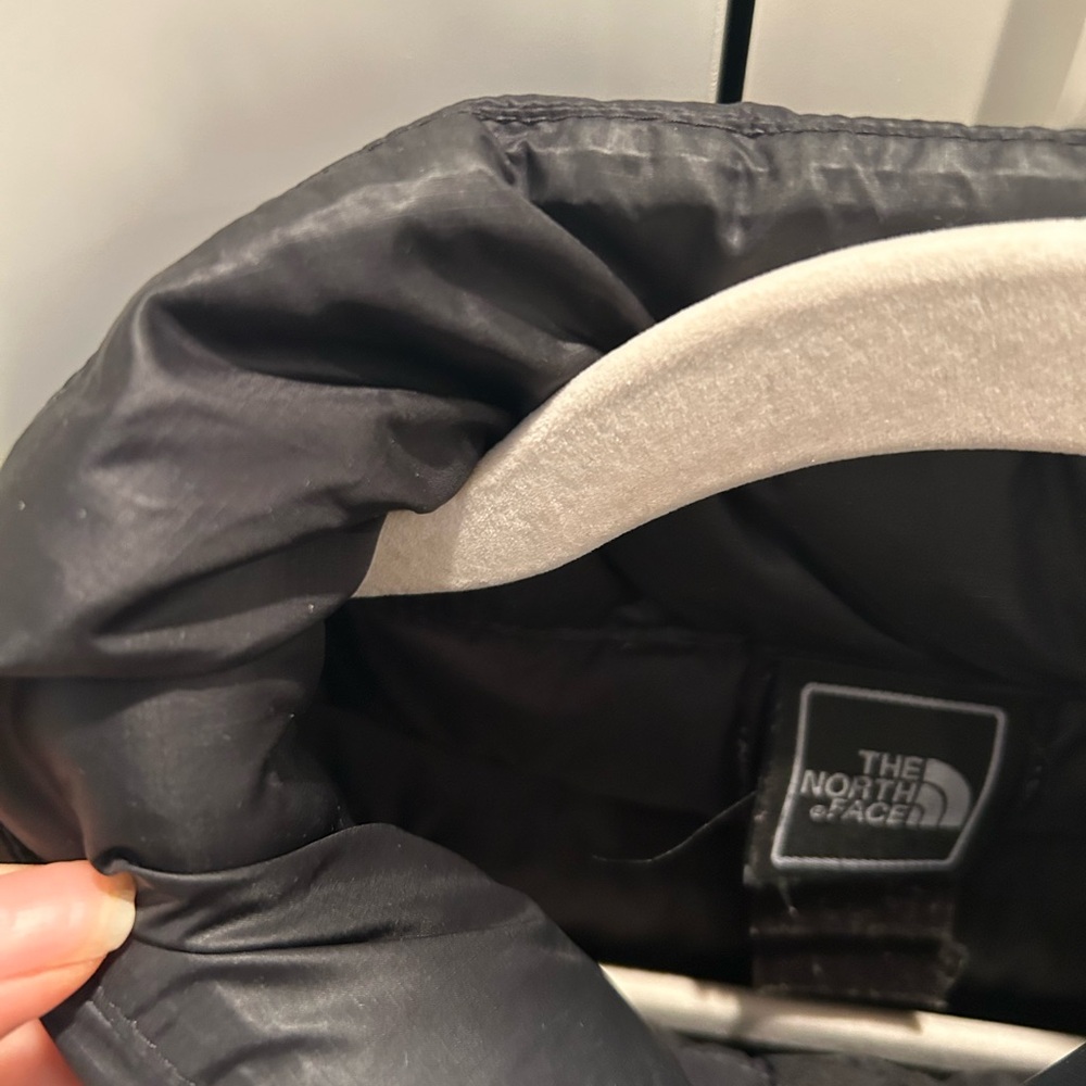 The North Face Women's Quilted Black Puffer Jacket - Picture 8 of 16